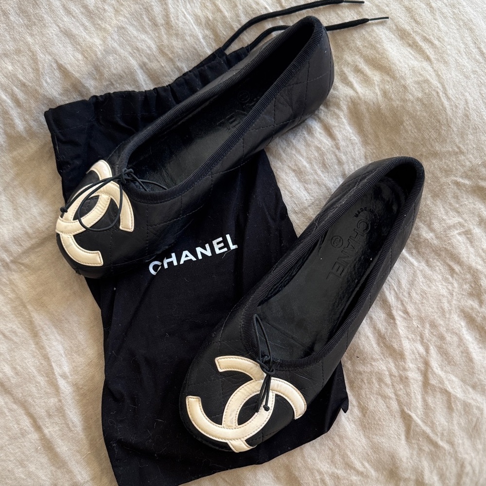 CHANEL Black and white cambon flats